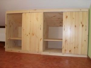 Puidust lükandustega kapp