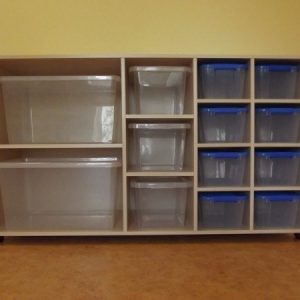 Plastikkastidega riiul